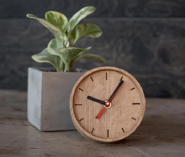 ساعت چوبی روی میز