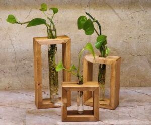 اکسسوری چوبی روی میز