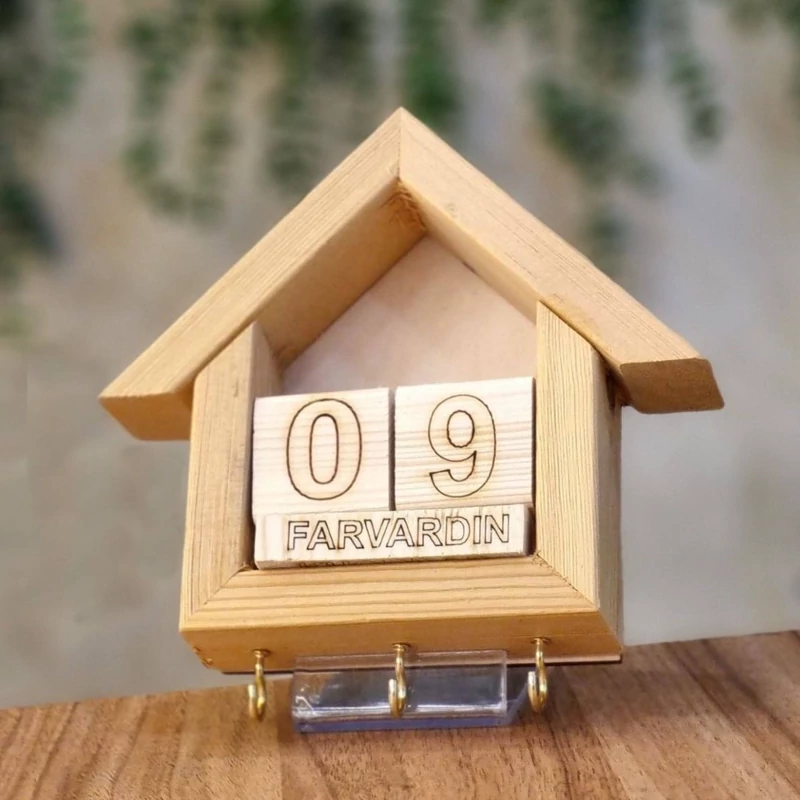 JhHlt2rn2E3dCFNFKSo5GevVaApBvjHJbCxEld2aS3Yb9WXo7a.jpg_800X800X70 تقویم و جا کلیدی فانتزی طرح کلبه