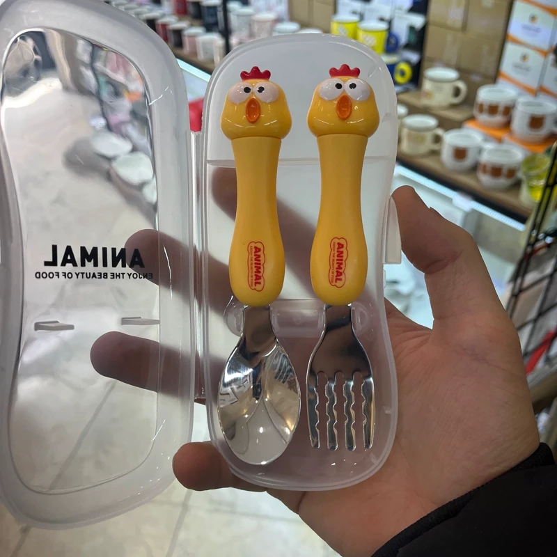 قاشق و چنگال کودک از نما بالا